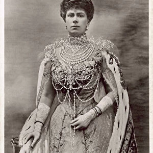 Queen Mary, consort of King George V, in Coronation robes, 1911 (b / w photo)