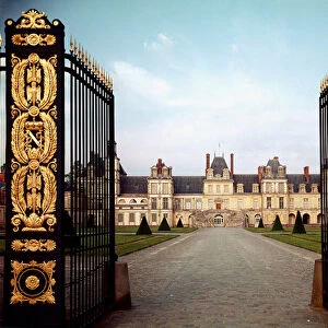 Renaissance architecture: entrance gate of the castle of Fontainebleau. 16th century Seine et Marne