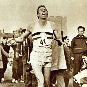Roger Bannister breaking the tape to become the first man to run a mile in four minutes (b / w photo)