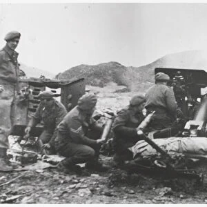 A Royal Artillery 25-pounder field gun in action in Korea, c. 1951 (b / w photo)
