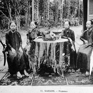 Saigon: women around a table - in "Saigon et ses environs", album by P. Dieulefils, Hani, 1900, B. N. de Hanoi