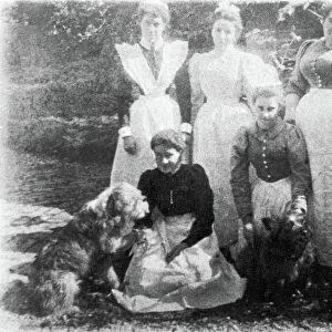 Sophia Farrell and maids, 1899 (b / w photo)