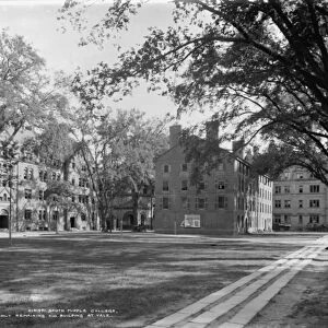 South Middle College, only remaining old building at Yale, c. 1900-06 (b / w photo)