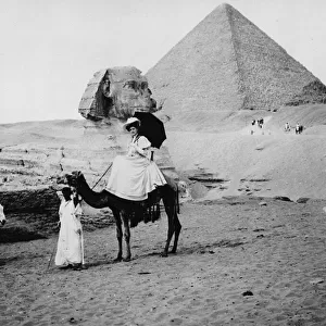 The Sphinx and the Pyramid of Cheops, c. 1904 (b / w photo)