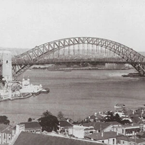 Sydney Harbour Bridge (b / w photo)