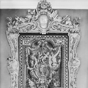 Tapestry of the coat of arms of the French Royal Family with a Louis XIV frame (tapestry