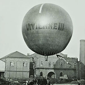 Vivienne III balloon in front of the Wandsworth Gas Company, 1898 (b / w photo)