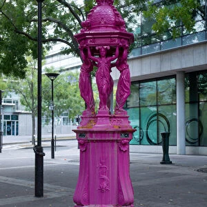 Wallace fountain, violet color, by C. A. Lebourg, 2018 (photograph)