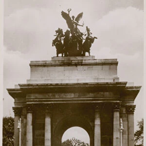 Wellington Arch and the Quadriga Group of Statuary (photo)