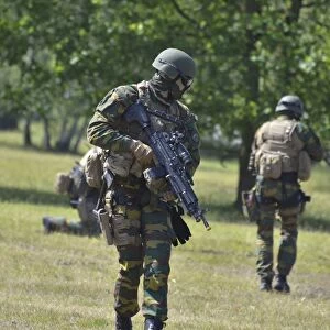 Pathfinders of the Belgian army proceeding in the fields