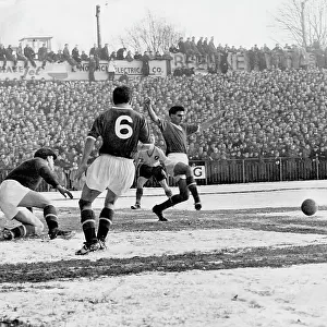 FA CUP 1958/59. Third round. Norwich City v Manchester United. Terry Bly (extreme right) gets his shot through the United defence to score their first goal. Norwich won 3-0