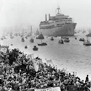 SS Canberra returns to Southampton from the Falklands to huge crowds