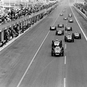 1960 French Grand Prix: Phil Hill leads Jack Brabham, Wolfgang von Trips, Willy Mairesse, Dan Gurney, Bruce McLaren, Innes Ireland, Jo Bonnier