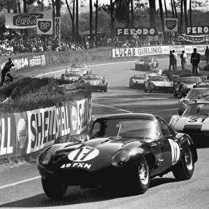 1964 Le Mans 24 Hours: Peter Lumsden / Peter Sargent, retired, leads a group of cars at the start, action
