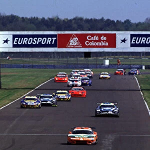 2001 FIA GT Championship Silverstone, England. 12th - 13th May 2001. Start of the race. World Copyright: Peter Fox / LAT Photographic ref: 35mm Image A02