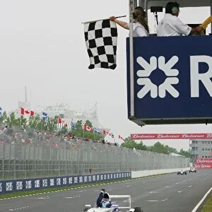 Formula BMW USA: Race winner Robert Wickens Team Apex Racing takes the chequered flag at the end of the race