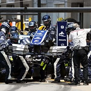 Formula One World Championship: Rubens Barrichello Williams FW32 makes a pit stop for a nose cone change
