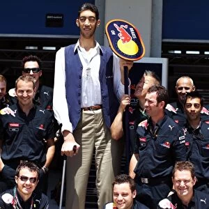 Formula One World Championship: Sultan K├Âsen the worlds tallest living man at 8ft 1in, with the Red Bull Racing team