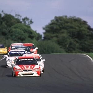 James Thompson leads the field British Touring Car Championship, Oulton Park 12/9/99 World LAT Photographic Tel: +44 (0) 181 251 3000 Fax: +44 (0) 181 251 3001