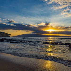 Ocean waves at sunset from Ka anapali Beach with view of the Island of Lanai, Maui, Hawaii, USA