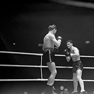Boxing Bruce Woodcock v. Lee Savold at Harringay arena. December 1948 O15898-001