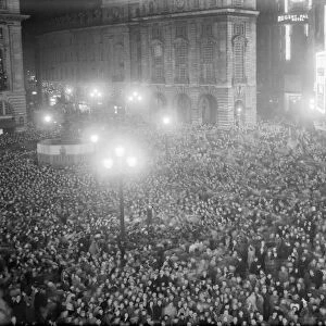 Crowds welcome in new year in Piccadilly Circus London 1st Jan 1950 022056 / 7