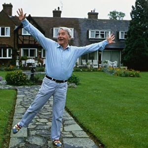 Ernie Wise in his garden at home June 1986 A©mirrorpix