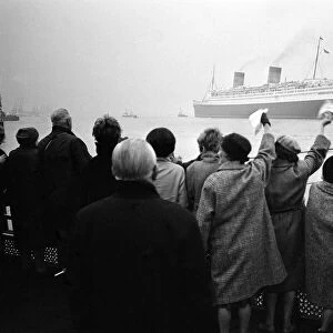 Ship Queen Elizabeth - November 1968, leaves Southampton for the last time