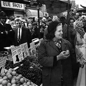 Susan Hayward at Mrs Lilian Jenkins stall in Portobello Road. August 1961 P011979