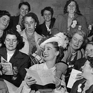 Valerie Hobson with coal miners wives who enjoy an outing organised by the Daily Mirror