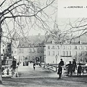 Animated view of Grenoble with the Htel de Ville in the background; postcard
