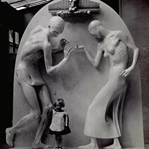 The picture shows a little girl at the base of the sculpture The Family, by Adolfo Wildt, destroyed in the bombings of August 13, 1943