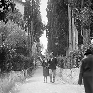 Trip to Villa d'Este in Tivoli: pair in a tree-lined