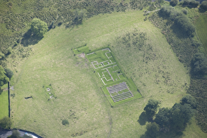 <b class=qtipBold><figcaption>Ambleside Roman Fort 28321_004</figcaption></b><br>Galava Roman fort, Ambleside, Cumbria<br><em>© Historic England</em> Ambleside Roman Fort 28321_004