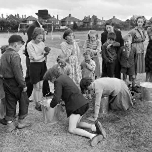 The 1950s Collection: Apple bobbing JLP01_08_021705