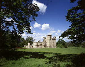<b class=qtipBold><figcaption>Belsay Castle J850293</figcaption></b><br>BELSAY HALL, CASTLE & GARDENS, Northumberland. General view of the castle and grounds.<br><em>© Historic England</em> Belsay Castle J850293