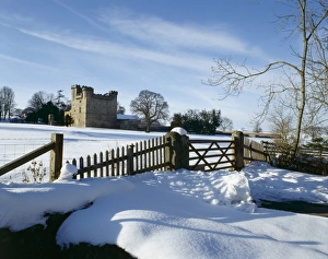 <b class=qtipBold><figcaption>Belsay Castle K910146</figcaption></b><br>BELSAY HALL, CASTLE & GARDENS, Northumberland. Snow scene with fence & gate in the foreground.<br><em>© Historic England</em> Belsay Castle K910146