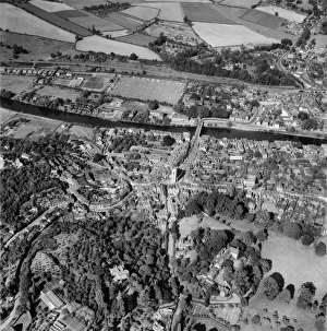 <b class=qtipBold><figcaption>Bewdley EAW046200</figcaption></b><br>Load Street and the town centre, Bewdley, Worcestershire. Photographed by Aerofilms Ltd in August 1952.<br><em>© Historic England Archive</em> Bewdley EAW046200