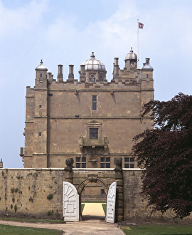 <b class=qtipBold><figcaption>Bolsover Castle K000118</figcaption></b><br>BOLSOVER CASTLE, Derbyshire. View of the South front of the Little Castle and the entrance to the Fountain Garden from the Great Court.<br><em>© Andrew Tryner</em> Bolsover Castle K000118