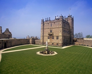 <b class=qtipBold><figcaption>Bolsover Castle K000119</figcaption></b><br>BOLSOVER CASTLE, Derbyshire. View of the Fountain Garden and the Little Castle.<br><em>© Andrew Tryner</em> Bolsover Castle K000119