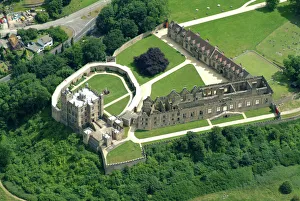 <b class=qtipBold><figcaption>Bolsover Castle N070036</figcaption></b><br>BOLSOVER CASTLE, Derbyshire. Aerial view.<br><em>© Historic England</em> Bolsover Castle N070036