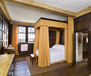 <b class=qtipBold><figcaption>Boscobel House N100531</figcaption></b><br>BOSCOBEL HOUSE, Staffordshire. Interior view. General view of the Squires Room, showing the four poster bed.<br><em>© Historic England</em> Boscobel House N100531