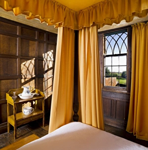 <b class=qtipBold><figcaption>Boscobel House N100532</figcaption></b><br>BOSCOBEL HOUSE, Staffordshire. Interior view. The four poster bed in the Squires Room.<br><em>© Historic England</em> Boscobel House N100532