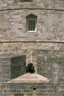 <b class=qtipBold><figcaption>Calshot Castle K950201</figcaption></b><br>CALSHOT CASTLE, Hampshire. Keep and gun embrasure. This is one of the Henry VIII device forts on the Solent, protecting the mouth of Southampton Water.<br><em>© Historic England</em> Calshot Castle K950201