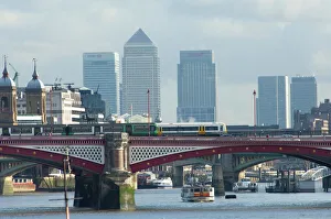 <b class=qtipBold><figcaption>Canary Wharf N080011</figcaption></b><br>CANARY WHARF, London. View from Hungerford Footbridge towards Canary Wharf, Docklands.<br><em>© Historic England</em> Canary Wharf N080011
