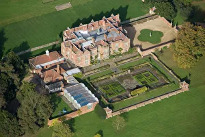 <b class=qtipBold><figcaption>Chequers 24786_035</figcaption></b><br>CHEQUERS, Buckinghamshire. Aerial view. Tudor mansion which is the official country residence of British Prime Ministers since 1921.<br><em>© Historic England</em> Chequers 24786_035