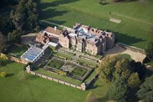 <b class=qtipBold><figcaption>Chequers 24786_037</figcaption></b><br>CHEQUERS, Buckinghamshire. Aerial view. Tudor mansion which is the official country residence of British Prime Ministers since 1921.<br><em>© Historic England</em> Chequers 24786_037