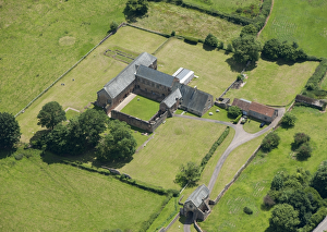 <b class=qtipBold><figcaption>Cleeve Abbey 29932_015</figcaption></b><br>CLEEVE ABBEY, Somerset. Aerial view.<br><em>© Historic England Archive</em> Cleeve Abbey 29932_015