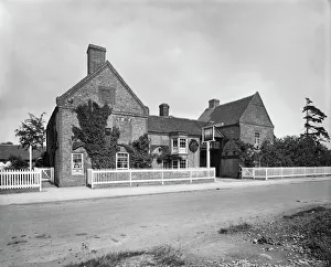 <b class=qtipBold><figcaption>Coaching Inn BL23951</figcaption></b><br>The Old White Horse Inn, Hockliffe, Bedfordshire. The entrance front of the Old White Horse Inn on Watling Street. Photographed by Henry Bedford Lemere for Curtis and Henson house agents, July 1917.<br><em>© Historic England</em> Coaching Inn BL23951