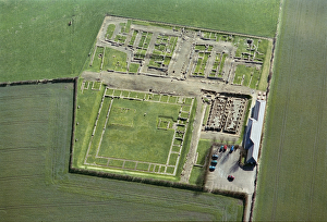 <b class=qtipBold><figcaption>Corbridge Roman site N070069</figcaption></b><br>CORBRIDGE ROMAN SITE, Northumberland. Aerial view.<br><em>© Historic England</em> Corbridge Roman site N070069